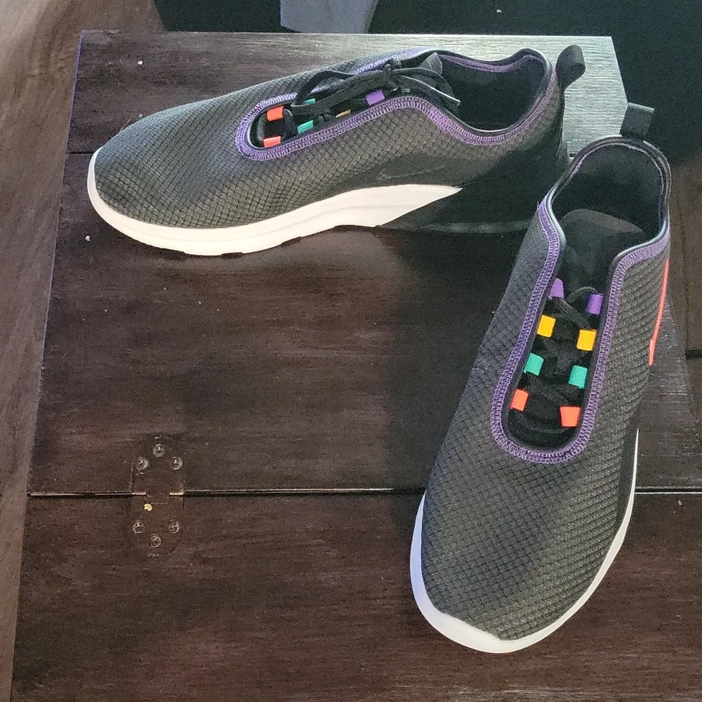 NWT Men's Nike Air Running Shoes Size 11.5. Air padded souls under heel, cozy. - Picture 1 of 5